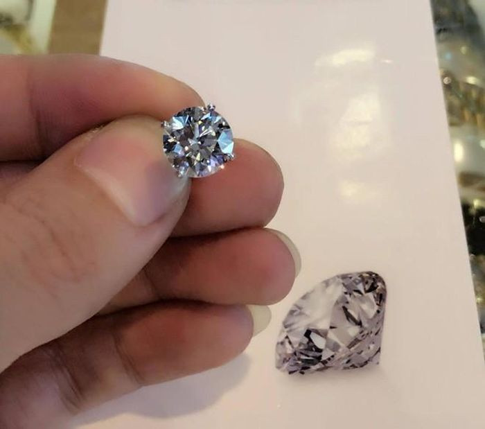 Nhân dịp sinh nhật 40 tuổi, giọng ca "Cầu vồng khuyết" tự thưởng cho mình viên đá cực quý trị giá 300.000 USD, tương đương 7 tỷ đồng. Nhân dịp sinh nhật 40 tuổi, giọng ca "Cầu vồng khuyết" tự thưởng cho mình viên đá cực quý trị giá 300.000 USD, tương đương 7 tỷ đồng.