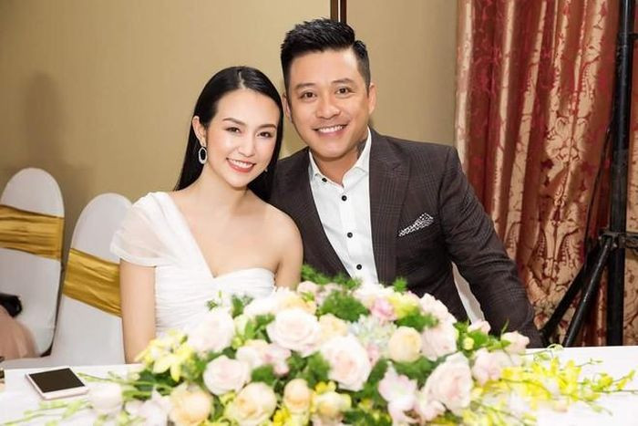 Nam ca sĩ sinh năm 1978 khá mát tay trong công việc kinh doanh. Bên cạnh đó, cô vợ xinh đẹp Hương Baby cũng là một doanh nhân được nhiều người biết đến khi có 2 trung tâm chăm sóc sắc đẹp, cửa hàng đồ hiệu xách tay, quán bar,... Nam ca sĩ sinh năm 1978 khá mát tay trong công việc kinh doanh. Bên cạnh đó, cô vợ xinh đẹp Hương Baby cũng là một doanh nhân được nhiều người biết đến khi có 2 trung tâm chăm sóc sắc đẹp, cửa hàng đồ hiệu xách tay, quán bar,...