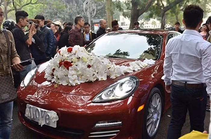 Tại lễ đón dâu, nam ca sĩ sử dụng chiếc Porsche Panamera Turb có giá hơn 10 tỷ đồng.
