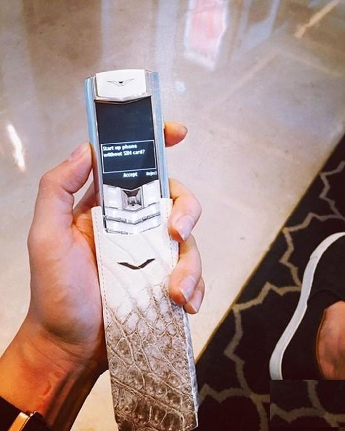 Tuấn Hưng khoe điện thoại Vertu giá 100 triệu đồng được bà xã tặng sinh nhật. Tuấn Hưng khoe điện thoại Vertu giá 100 triệu đồng được bà xã tặng sinh nhật.