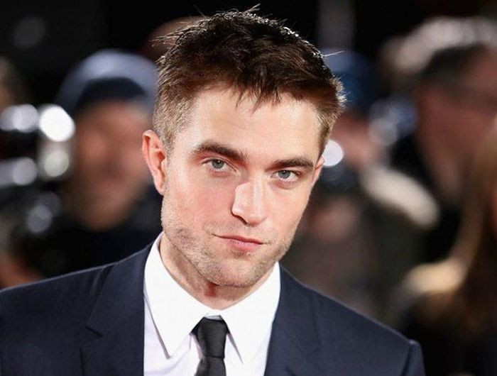 Mới đây nhất, Robert Pattinson đang khiến người hâm mộ "đứng ngồi không yên" khi xác nhận sẽ vào vai Người dơi (Batman) trong bộ phim "The Batman" của hãng Waner Bros. Đây có thể xem là 1 thành công của Robert Pattinson khi anh liên tiếp nhận được những hợp đồng lớn. Mới đây nhất, Robert Pattinson đang khiến người hâm mộ "đứng ngồi không yên" khi xác nhận sẽ vào vai Người dơi (Batman) trong bộ phim "The Batman" của hãng Waner Bros. Đây có thể xem là 1 thành công của Robert Pattinson khi anh liên tiếp nhận được những hợp đồng lớn.