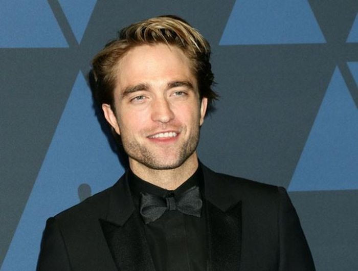 Trước khi vào vai Edward Cullen, Robert Pattinson đã góp mặt trong 1 vài dự án phim, tuy nhiên phải tới "Chạng vạng", tên tuổi của anh mới được nhiều người biết đến. Trên thực tế, trang Screen Rant từng nhận định, Pattinson là 1 diễn viên tài năng, anh có thể đảm nhận mọi loại vai diễn và chính sự góp mặt của anh đã tạo nên thành công cho "Chạng vạng". Trước khi vào vai Edward Cullen, Robert Pattinson đã góp mặt trong 1 vài dự án phim, tuy nhiên phải tới "Chạng vạng", tên tuổi của anh mới được nhiều người biết đến. Trên thực tế, trang Screen Rant từng nhận định, Pattinson là 1 diễn viên tài năng, anh có thể đảm nhận mọi loại vai diễn và chính sự góp mặt của anh đã tạo nên thành công cho "Chạng vạng".