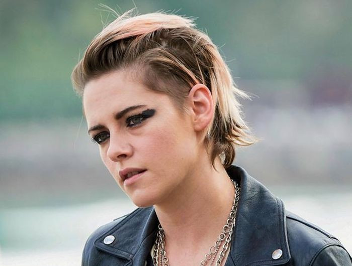 Kristen Stewart cũng dần dần "lột xác", thoát khỏi hình ảnh Bella Swan nữ tính ngày nào, thay vào đó cô chuyển sang phong cách cá tính hơn với mái tóc tém. Kristen Stewart cũng dần dần "lột xác", thoát khỏi hình ảnh Bella Swan nữ tính ngày nào, thay vào đó cô chuyển sang phong cách cá tính hơn với mái tóc tém.
