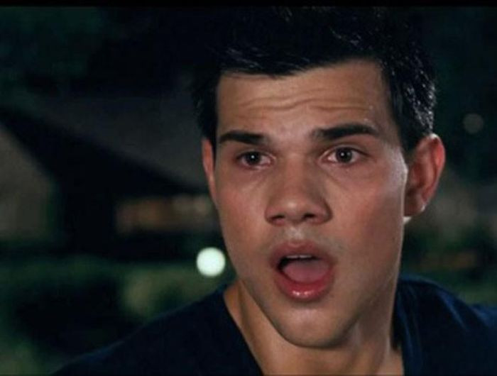 Trong "Abduction", Taylor Lautner đã gây thất vọng vì biểu cảm chưa đạt hoặc không liên quan. Chưa dừng lại ở đó, anh phải nhận giải Nam diễn viên phụ tệ nhất tại lễ trao giải Mâm Xôi Vàng 2013. Lý giải về thất bại này, nhiều chuyên gia cho rằng lối diễn xuất của Taylor Lautner quá mờ nhạt, biểu cảm cứng đơ và anh chưa thể thoát khỏi cái bóng của Jacob sau "Chạng vạng". Trong "Abduction", Taylor Lautner đã gây thất vọng vì biểu cảm chưa đạt hoặc không liên quan. Chưa dừng lại ở đó, anh phải nhận giải Nam diễn viên phụ tệ nhất tại lễ trao giải Mâm Xôi Vàng 2013. Lý giải về thất bại này, nhiều chuyên gia cho rằng lối diễn xuất của Taylor Lautner quá mờ nhạt, biểu cảm cứng đơ và anh chưa thể thoát khỏi cái bóng của Jacob sau "Chạng vạng".