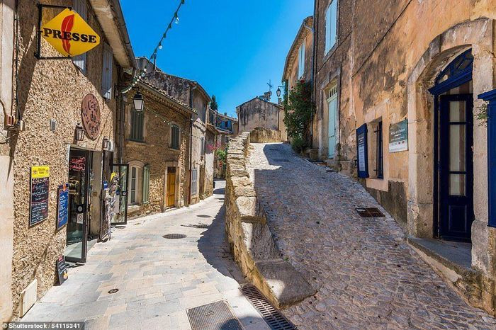 3 - Ménerbes ở Vaucluse, Provence-Alpes-Côte Keyboardzur. Ngôi làng sở hữu vẻ quyến rũ chết người từng mê hoặc nhiều họa sĩ trong đó có cả Picasso.