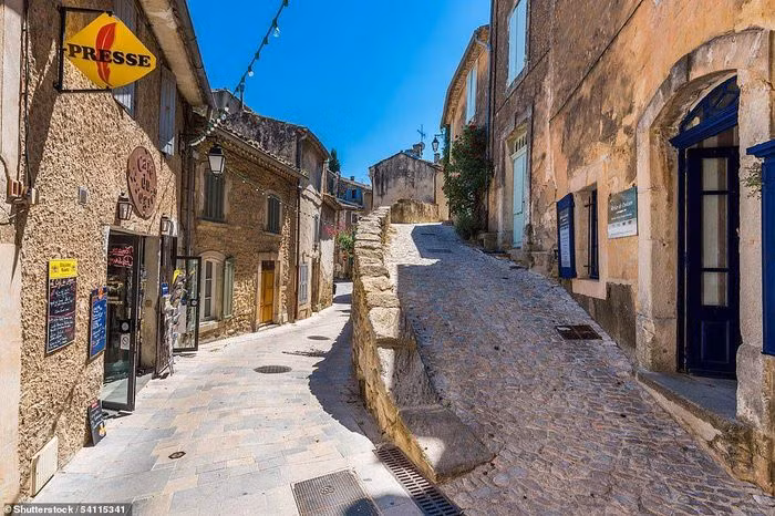 3 - Ménerbes ở Vaucluse, Provence-Alpes-Côte Keyboardzur. Ngôi làng sở hữu vẻ quyến rũ chết người từng mê hoặc nhiều họa sĩ trong đó có cả Picasso.