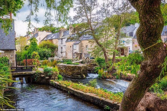 4 - Pont-Aven ở Brittany. Ngôi làng này rất nổi tiếng vào thế kỷ 19 , là nơi sản sinh ra nhiều họa sĩ tài ba trong đó có Paul Gauguin.