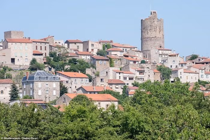 8 - Montpeyroux, ở Auvergne-Rhône-Alpes, miền đông nam nước Pháp. Đây là một trong những ngôi làng đẹp nhất nước Pháp với cảnh đẹp nhân đôi khi ngắm từ tòa tháp cổ bên trong làng.