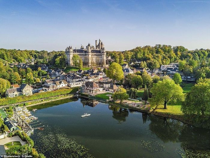 5 - Pierrefonds, một ngôi làng ở miền bắc nước Pháp nổi tiếng với lâu đài có thể chiếm ngưỡng toàn bộ ngôi làng từ cao nguyên đá.