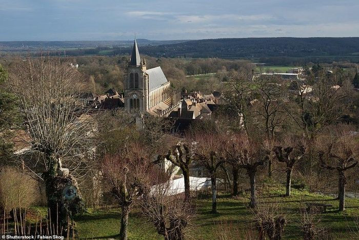 9 - Ngôi làng Montfort-l&apos;Amaury, có từ thế kỷ 11, nổi tiếng với nhiều di tích lịch sử.