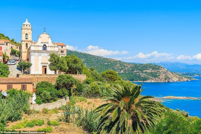 14 - Cargese ở Corsica được mệnh danh là &apos;ngôi làng quyến rũ&apos; và có kiến trúc đặc biệt ở &apos;mọi góc phố&apos;