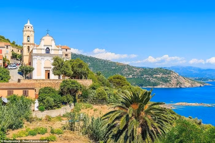 14 - Cargese ở Corsica được mệnh danh là 'ngôi làng quyến rũ' và có kiến trúc đặc biệt ở 'mọi góc phố'