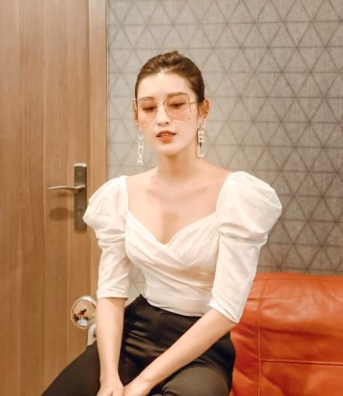 Huyền My chia sẻ cô và đàn chị Mai Phương Thúy vẫn thân thiết.