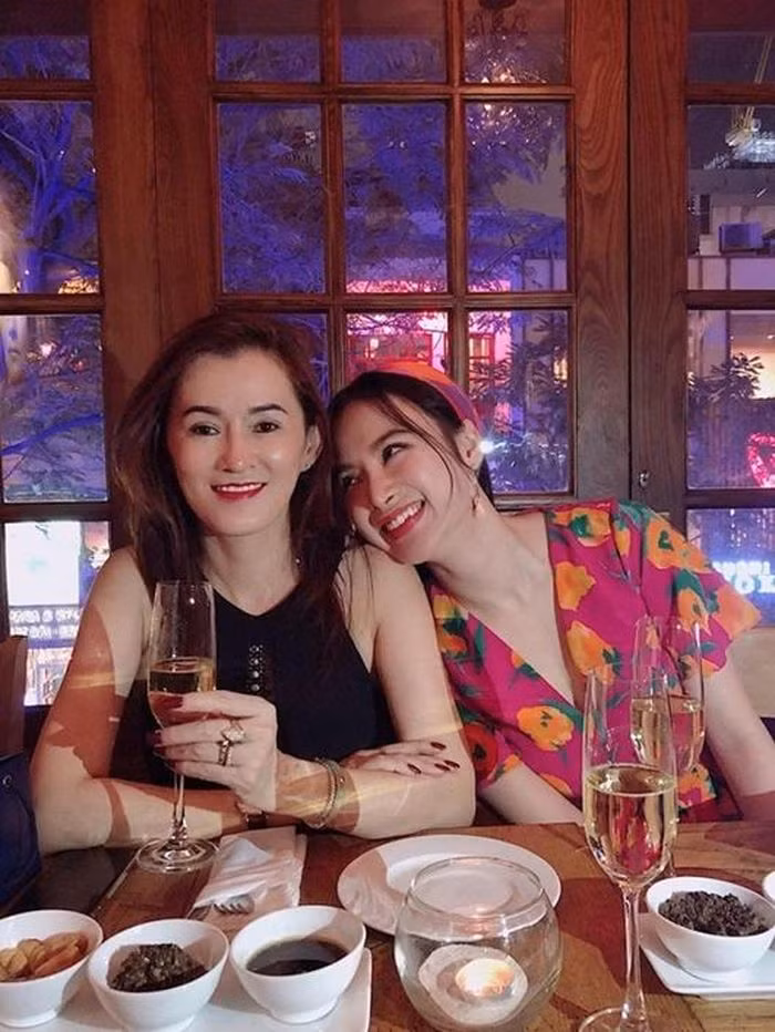 Hiện tại, Angela Phương Trinh cũng không còn nổi loạn, có những phát ngôn và hành động "sốc" mà tận hưởng cuộc sống bình yên bên mẹ cùng em gái.