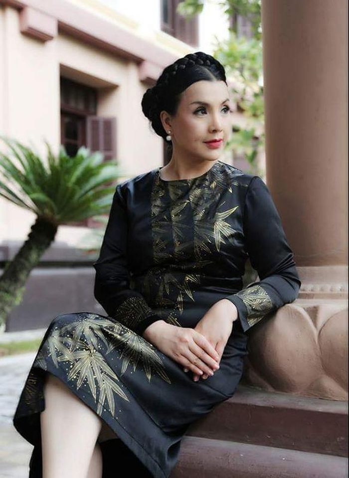 Tham gia các phim truyền hình nổi tiếng vài năm trở lại đây như Ngược chiều nước mắt, Sống chung với mẹ chồng,... NSND Lan Hương gây thiện cảm với vẻ ngoài phúc hậu, hiền lành nhưng vẫn sang trọng ở độ tuổi U60.