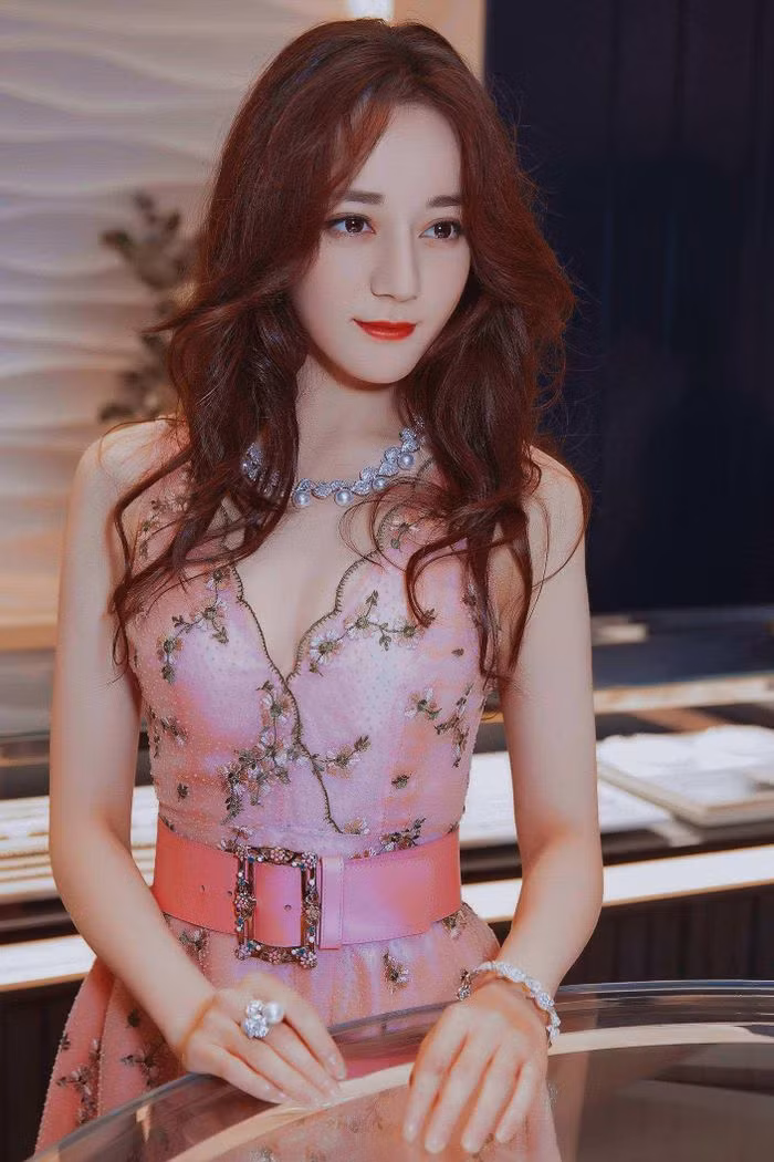 Tuy đây không phải bộ trang phục đẹp nhất mà Địch Lệ Nhiệt Ba từng diện nhưng bộ đồ đã giúp cô thành công “đốt mắt” người đối diện.