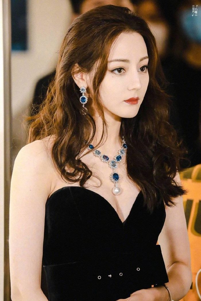 Địch Lệ Nhiệt Ba cực kỳ quyến rũ trong sự kiện mới đây. Địch Lệ Nhiệt Ba cực kỳ quyến rũ trong sự kiện mới đây.