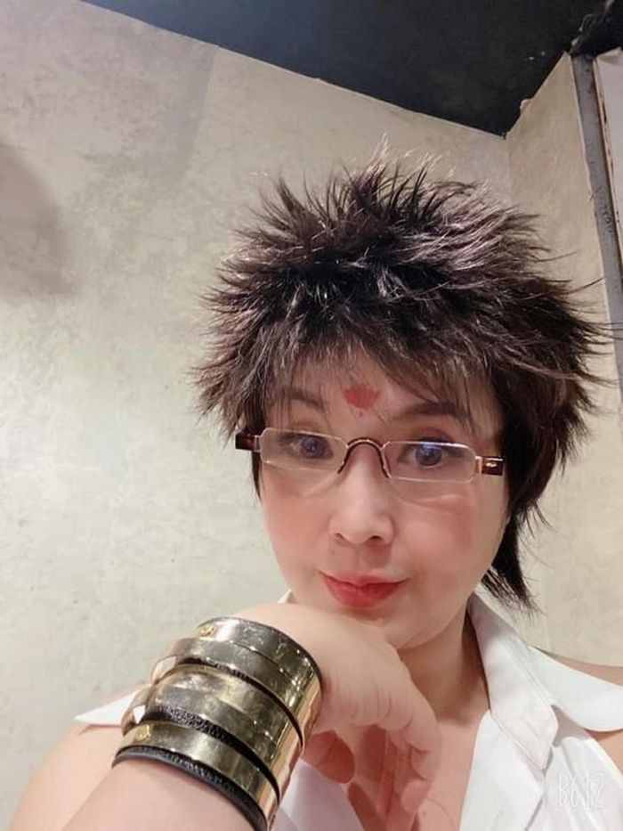 Nhưng trái lại, có nhiều ý kiến cho rằng, sự thay đổi này khiến cô ấn tượng và &quot;ngầu&quot; hơn: &quot;Ui ngầu thế! Nhưng rất đẹp và xinh lắm&quot;, &quot;Rất ấn tượng và trẻ trung chị ơi&quot;, &quot;U60 như thế là rất được!&quot;...