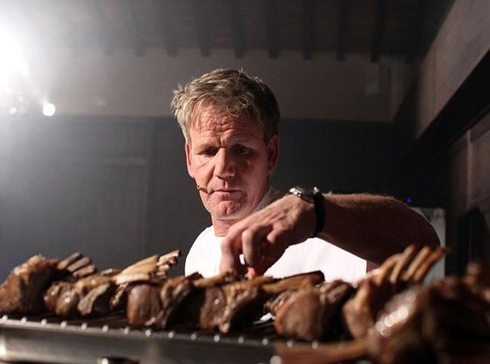 Bước đầu lấn sân sang ngành ẩm thực, Gordon Ramsay là học trò của một số tên tuổi nổi tiếng như Marco Pierre White, Joel Robuchon, Guy Savoy... Tuy nhiên năm 27 tuổi, ông bắt đầu sự nghiệp của mình với tư cách là một đầu bếp bậc thầy. Năm 1993, ông trở thành bếp trưởng của nhà hàng Aubergine khai trương tại London. Chỉ trong vòng 3 năm sau đó, Ramsay đã đạt được nhà hàng xếp hạng 2 sao Michelin và vào năm 1995, ông được vinh danh là "Đầu bếp mới của năm" tại Lễ trao giải Catey danh giá. Bước đầu lấn sân sang ngành ẩm thực, Gordon Ramsay là học trò của một số tên tuổi nổi tiếng như Marco Pierre White, Joel Robuchon, Guy Savoy... Tuy nhiên năm 27 tuổi, ông bắt đầu sự nghiệp của mình với tư cách là một đầu bếp bậc thầy. Năm 1993, ông trở thành bếp trưởng của nhà hàng Aubergine khai trương tại London. Chỉ trong vòng 3 năm sau đó, Ramsay đã đạt được nhà hàng xếp hạng 2 sao Michelin và vào năm 1995, ông được vinh danh là "Đầu bếp mới của năm" tại Lễ trao giải Catey danh giá.