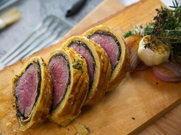 Ramsay từng đùa vui nếu chỉ còn 1 ngày để sống và phải chọn ăn 1 món, ông nhất định sẽ "đánh chén" món thịt bò Wellington. Là một tín đồ của đồ ăn Anh, menu trong hầu hết các nhà hàng của nam đầu bếp nổi tiếng đều thấy xuất hiện chúng. Trong khi đó, món mà ông yêu thích nhất ở Mỹ là bột nghiền với tôm và phô mai Parmesan. Ramsay từng đùa vui nếu chỉ còn 1 ngày để sống và phải chọn ăn 1 món, ông nhất định sẽ "đánh chén" món thịt bò Wellington. Là một tín đồ của đồ ăn Anh, menu trong hầu hết các nhà hàng của nam đầu bếp nổi tiếng đều thấy xuất hiện chúng. Trong khi đó, món mà ông yêu thích nhất ở Mỹ là bột nghiền với tôm và phô mai Parmesan.