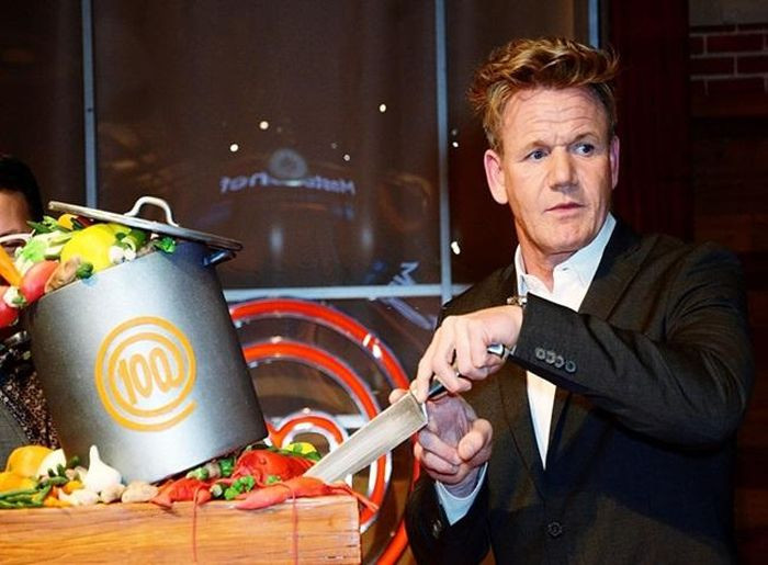 Gordon Ramsay rất ghét đồ ăn trên máy bay. "Tôi đã làm việc cho các hãng hàng không nhiều năm. Tôi biết những món ăn đó đã ở đâu, đi đâu trước khi xuất hiện trên máy bay", ông nói. Để cưỡng lại cơn đói khi lên máy bay, Gordon Ramsay thường chủ động ăn trước, có thể là thịt Italy, vang đỏ, táo, lê... Ramsay cũng ghét pizza Hawaiian. Ông gọi món này là một "sai lầm" khi kết hợp dứa và pizza với nhau. Ảnh: Insider, Getty Gordon Ramsay rất ghét đồ ăn trên máy bay. "Tôi đã làm việc cho các hãng hàng không nhiều năm. Tôi biết những món ăn đó đã ở đâu, đi đâu trước khi xuất hiện trên máy bay", ông nói. Để cưỡng lại cơn đói khi lên máy bay, Gordon Ramsay thường chủ động ăn trước, có thể là thịt Italy, vang đỏ, táo, lê... Ramsay cũng ghét pizza Hawaiian. Ông gọi món này là một "sai lầm" khi kết hợp dứa và pizza với nhau. Ảnh: Insider, Getty