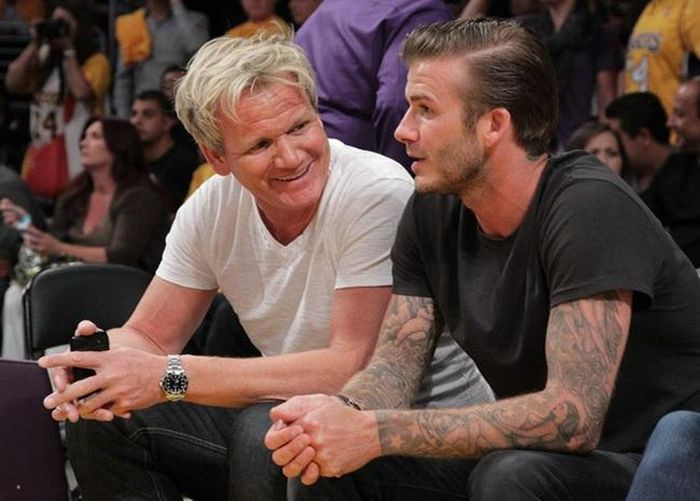 Gordon Ramsay là bạn rất thân của David Beckham. Gia đình của Ramsay và Beckham cũng rất thân thiết. Tuy vậy trong một cuộc phỏng vấn với báo chí, giám khảo MasterChef tiết lộ những đứa con của mình sẽ không bao giờ được phép… hẹn hò với các bạn nhà bên kia. Gordon Ramsay là bạn rất thân của David Beckham. Gia đình của Ramsay và Beckham cũng rất thân thiết. Tuy vậy trong một cuộc phỏng vấn với báo chí, giám khảo MasterChef tiết lộ những đứa con của mình sẽ không bao giờ được phép… hẹn hò với các bạn nhà bên kia.