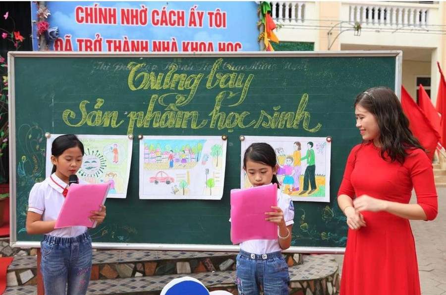 Học sinh Trường Tiểu học Thạch Đài tham gia hoạt động đội do cô Việt Anh phụ trách tại sân trường.