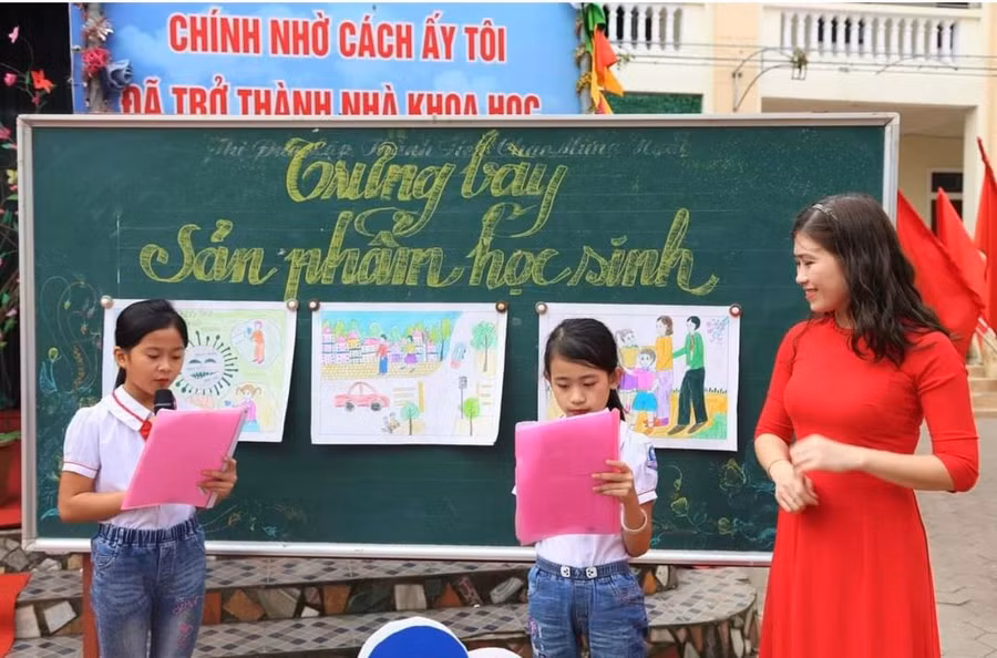 Học sinh Trường Tiểu học Thạch Đài tham gia hoạt động đội do cô Việt Anh phụ trách tại sân trường.