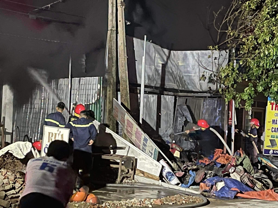 Lực lượng chức năng triển khai các phương án ứng cứu trong đêm.