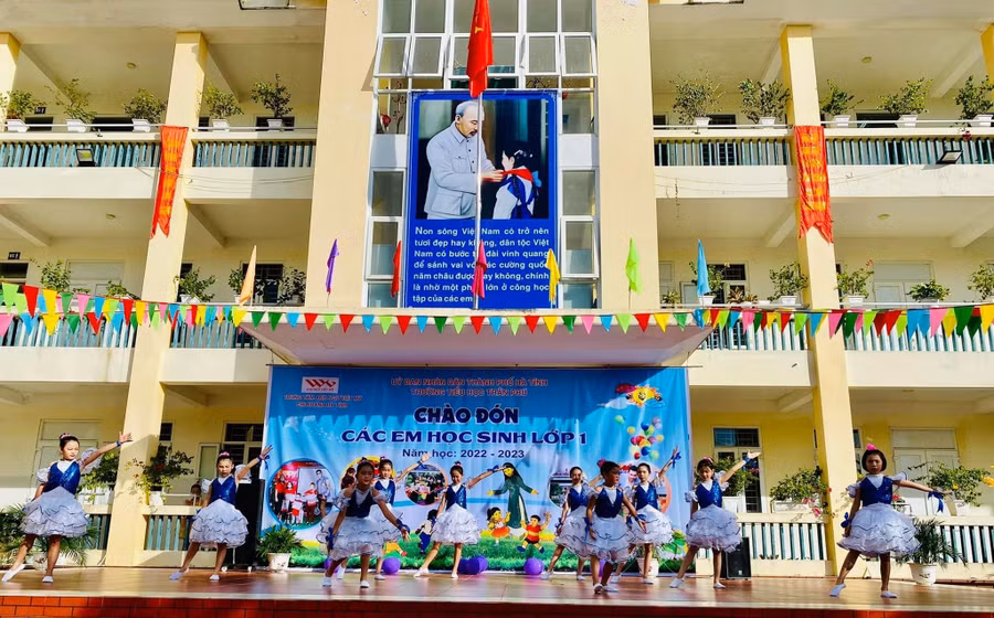 Những tiết mục văn nghệ đặc sắc do các anh chị khối lớp 5 trình diễn chào mừng các học sinh lớp 1 đến với ngôi trường mới.