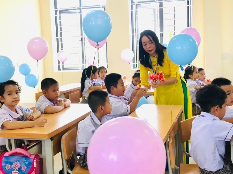 Những món quà nhỏ do các cô chuẩn bị chào mừng các em bước vào lớp 1. Những món quà nhỏ do các cô chuẩn bị chào mừng các em bước vào lớp 1.