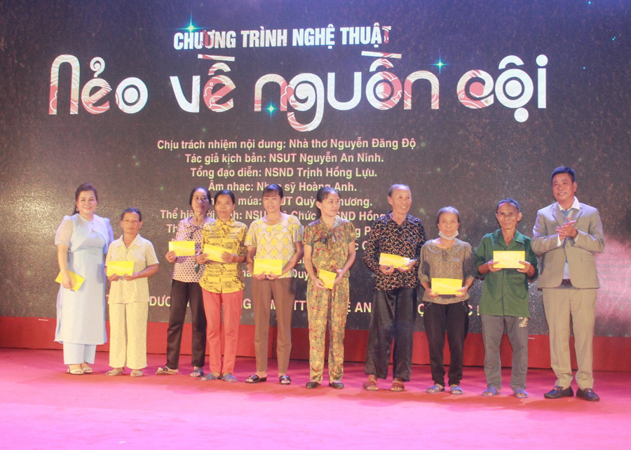 ... trao tặng 50 suất quà trị giá 50 triệu đồng cho 50 hộ dân tại xã Việt Tiến (Thạch Hà, Hà Tĩnh). ... trao tặng 50 suất quà trị giá 50 triệu đồng cho 50 hộ dân tại xã Việt Tiến (Thạch Hà, Hà Tĩnh).