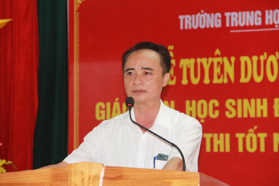 Thầy Nguyễn Văn Quang, Hiệu trưởng trường THPT Cẩm Bình (Cẩm Xuyên, Hà Tĩnh) phát biểu tại lễ tuyên dương. Thầy Nguyễn Văn Quang, Hiệu trưởng trường THPT Cẩm Bình (Cẩm Xuyên, Hà Tĩnh) phát biểu tại lễ tuyên dương.