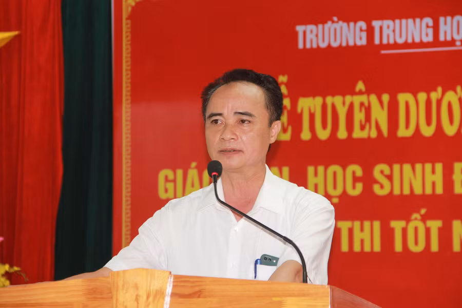 Thầy Nguyễn Văn Quang, Hiệu trưởng trường THPT Cẩm Bình (Cẩm Xuyên, Hà Tĩnh) phát biểu tại lễ tuyên dương.