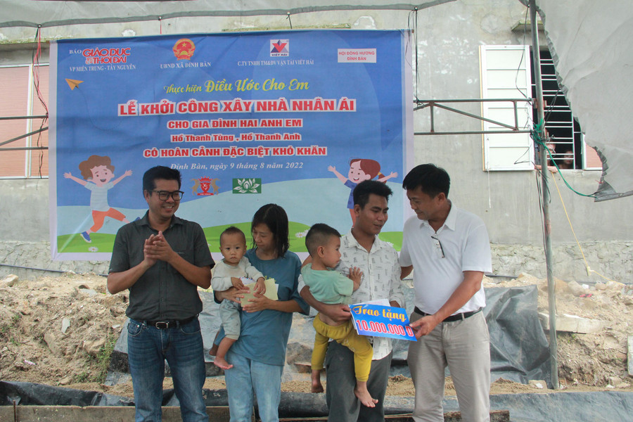 ... cá nhân đã trao nhiều phần quà chung tay xây dựng nhà ở cho 2 cháu.