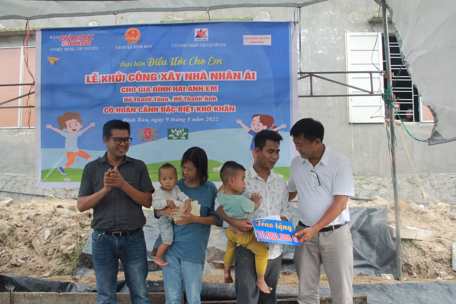 ... cá nhân đã trao nhiều phần quà chung tay xây dựng nhà ở cho 2 cháu.