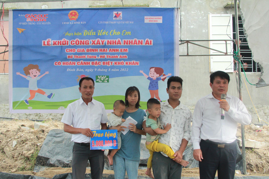 Đại diện Hội đồng hương họ Hồ tại Hà Tĩnh trao tặng 5 triệu đồng hỗ trợ gia đình 2 cháu xây nhà nhân ái.