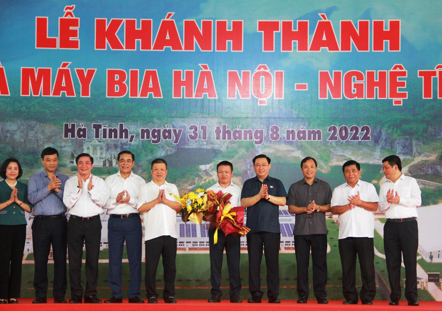 Chủ tịch Quốc hội Vương Đình Huệ cùng các đại biểu cắt băng khánh thành và... Chủ tịch Quốc hội Vương Đình Huệ cùng các đại biểu cắt băng khánh thành và...