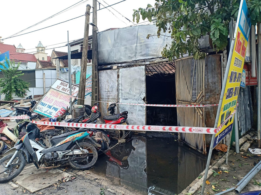 Hàng chục xe máy tại cửa hàng bị thiêu rụi.