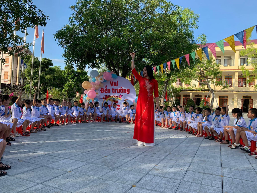 Tại Trường Tiểu học Nguyễn Du đã bố trí nhiều hoạt động chào đón 226 học sinh lớp bước vào ngày tựu trường đầu tiên như: văn nghệ, trải nghiệm các hoạt động tập thể, các trò chơi giao lưu... Tại Trường Tiểu học Nguyễn Du đã bố trí nhiều hoạt động chào đón 226 học sinh lớp bước vào ngày tựu trường đầu tiên như: văn nghệ, trải nghiệm các hoạt động tập thể, các trò chơi giao lưu...