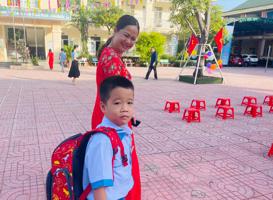 Nhà trường đã bố trí giáo viên xếp hàng, để đón học sinh và hướng dẫn phụ huynh đưa con về đúng lớp. Nhà trường đã bố trí giáo viên xếp hàng, để đón học sinh và hướng dẫn phụ huynh đưa con về đúng lớp.