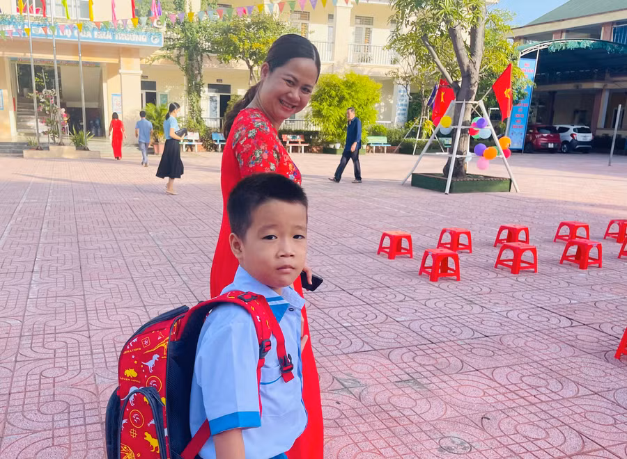 Nhà trường đã bố trí giáo viên xếp hàng, để đón học sinh và hướng dẫn phụ huynh đưa con về đúng lớp.