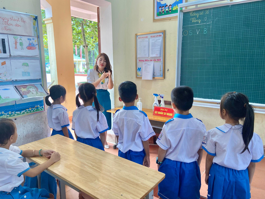 Học sinh lớp 1 Trường Tiểu học Sơn Tây (huyện Hương Sơn) được GV hướng dẫn giữ gìn vệ sinh sạch sẽ khi đến trường. Học sinh lớp 1 Trường Tiểu học Sơn Tây (huyện Hương Sơn) được GV hướng dẫn giữ gìn vệ sinh sạch sẽ khi đến trường.