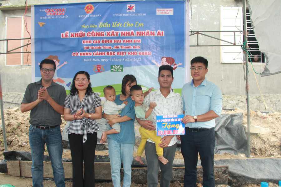 Đoàn Thanh niên Công ty Điện lực Dầu khí Hà Tĩnh trao tặng 10 triệu đồng.