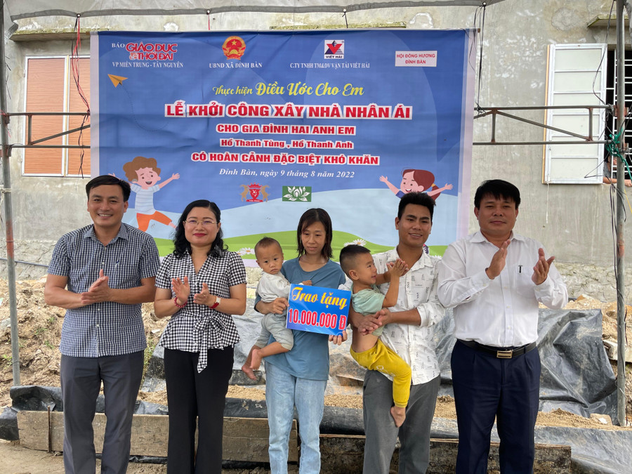 Hội Đồng hương Đỉnh Bàn tại Hà Tĩnh trao tặng 10 triệu đồng.