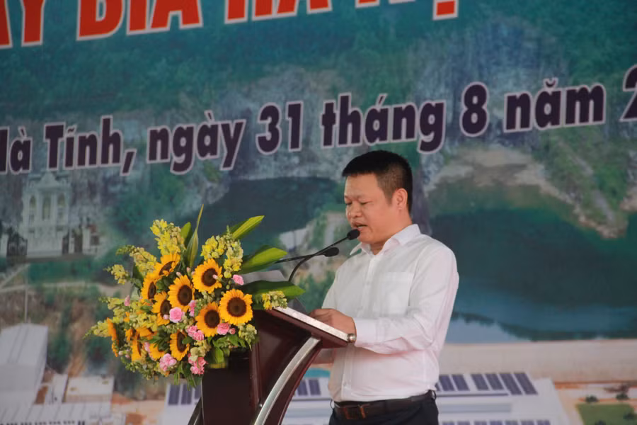 Ông Trần Quang Thưởng, Phó Tổng giám đốc Công ty Tập đoàn Hoành Sơn phát biểu tại lễ khai mạc.