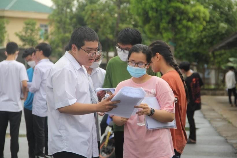 Nhiều thí sinh nhận xét đề thi không quá khó. Nhiều thí sinh nhận xét đề thi không quá khó.