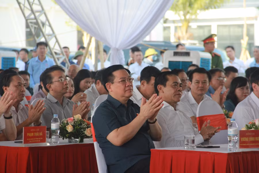 Các đại biểu tham dự lễ khánh thành nhà máy bia Hà Nội - Nghệ Tĩnh.