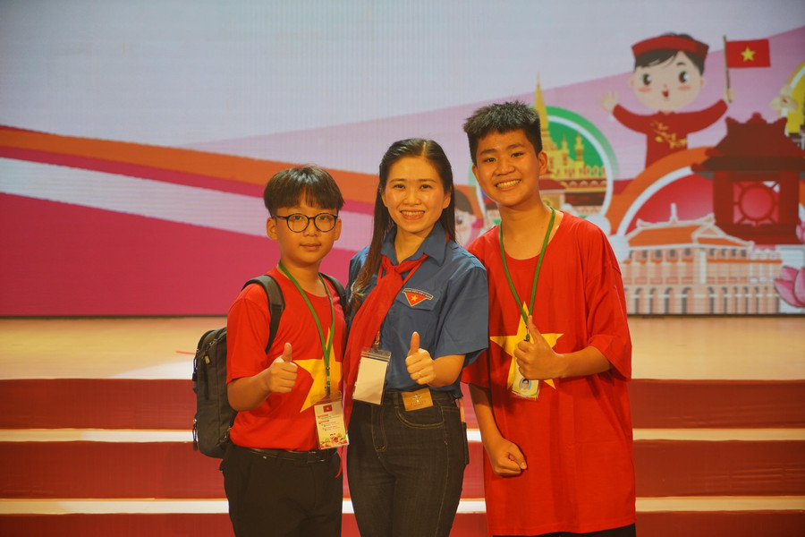 Cô giáo Việt Anh tham dự Chương trình giao lưu văn hóa thiếu nhi Việt Nam - Lào - Campuchia tại TP HCM.