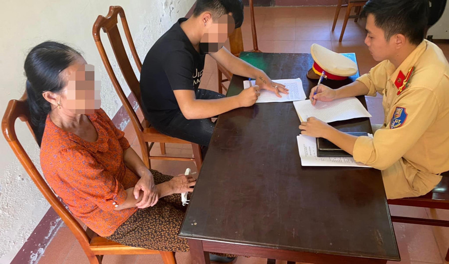 Cơ quan công an tiến hành lập biên bản xử lý hành chính đối với L.V.D. và chủ phương tiện. (Ảnh CA Hồng Lĩnh).